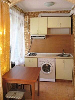 Київ, Вишгородська вул., 10