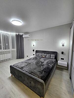 Києво-Святошинський район, с. Софіївська Борщагівка, Василя Стуса, 19