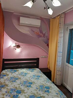 Космонавта Волкова вул., 4