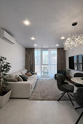 Літературна вул., 10