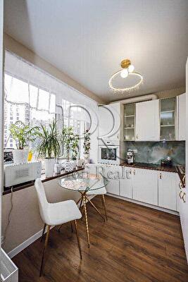 Київська обл., Києво-Святошинський район, с. Софіївська Борщагівка, Героїв Небесної Сотні просп., 16/10