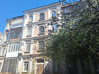 Київ, Межигірська вул., 32