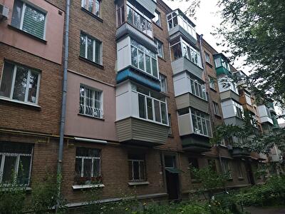 Київ, Ольжича вул., 12