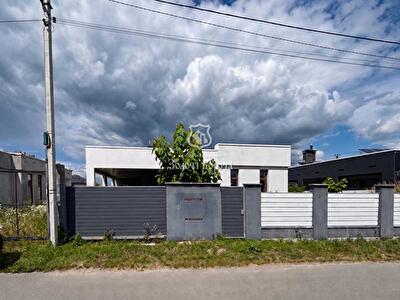 Киевская обл., Вышгородский район, с. Осещина, Абрикосова, 7